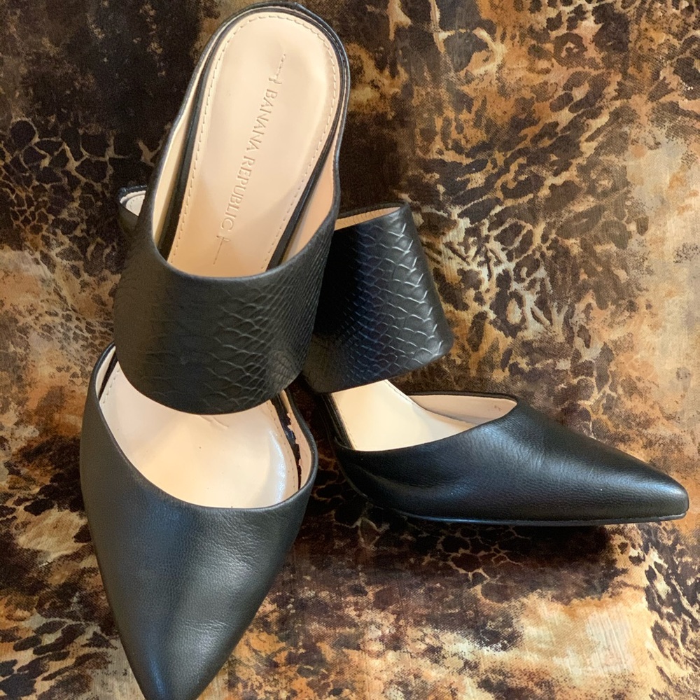 BANANA REPUBLIC GOOD CONDITION:  MULE BLACK PUMPS. - Picture 11 of 15